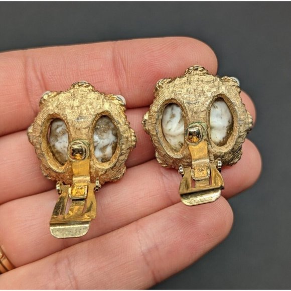 Vintage KRAMER Textured Marbled White Gold Faux Pearl Cluster Clip On Earrings - Picture 8 of 9